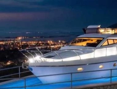 Λευκάδα: Πήρε το γιοτ του από τη μαρίνα λόγω εξόδων και το νοικιάζει ως κατάλυμα στην πισίνα ξενοδοχείου του! (φωτό)